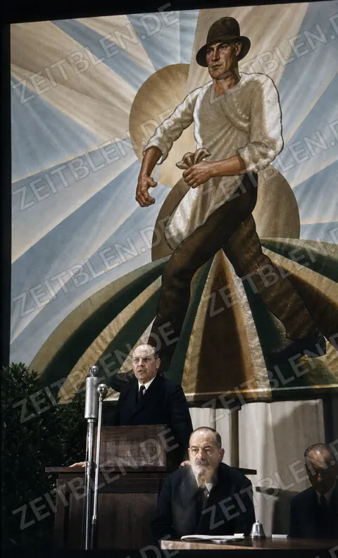 Bühnenbanner mit Bauernfigur bei der Bauernkundgebung