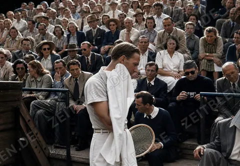 Tennisspieler vor vollen Zuschauerrängen im Aumeisterstadion