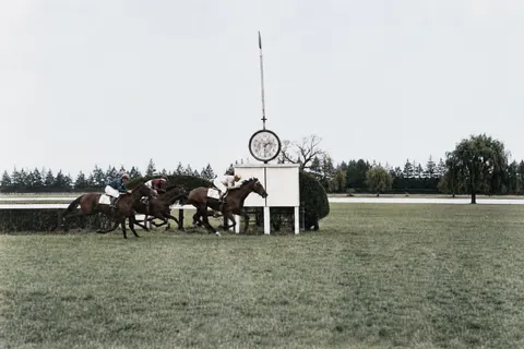 Galopprennen an der Zieluhr in Riem