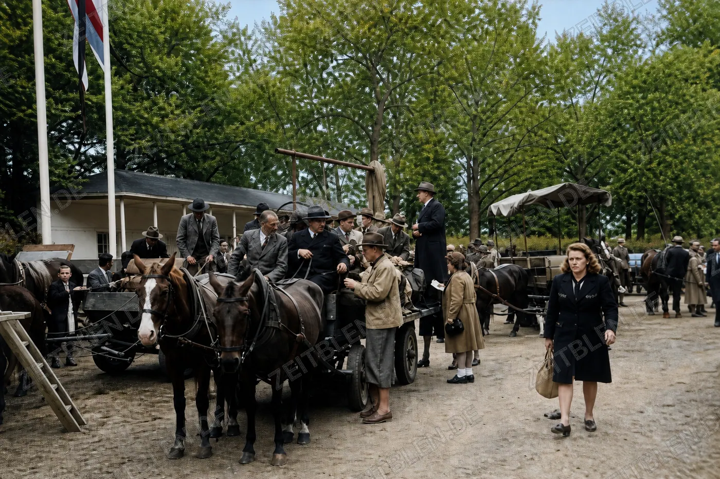 Pferdewagen und Besucher am Rand der Galopprennbahn Riem