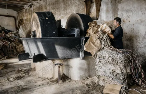 Arbeiter an der Stoffaufbereitung der Papierfabrik Wirth