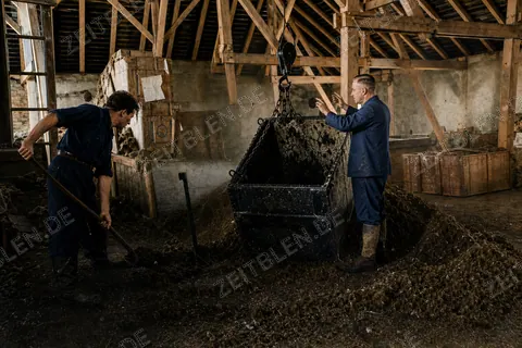 Beschickung eines Materialwagens in der Papierfabrik Wirth