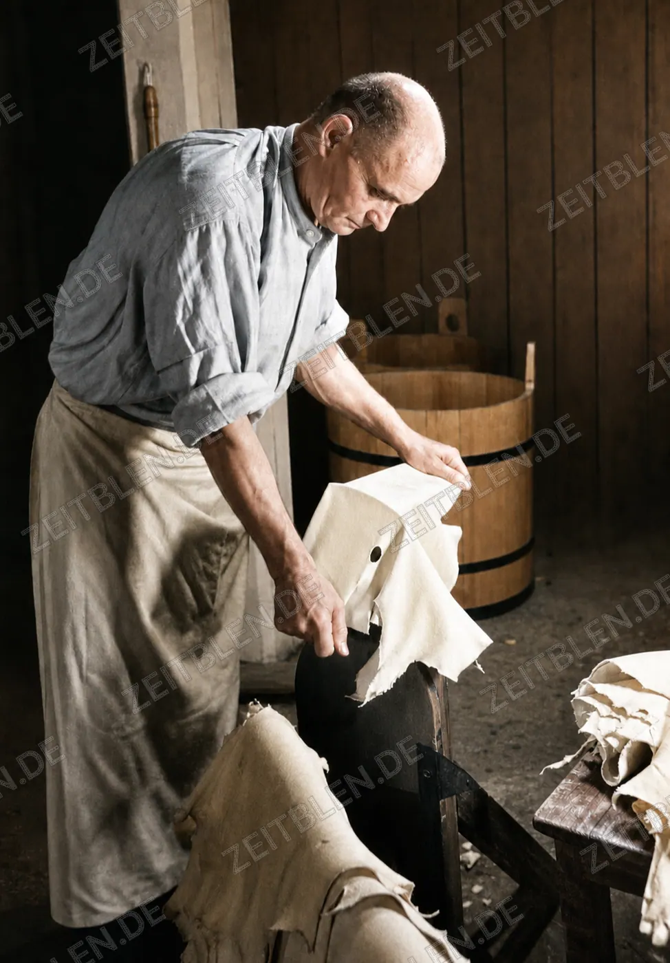 Handschuhmacher bei der Lederbearbeitung in der Fabrik Röckl