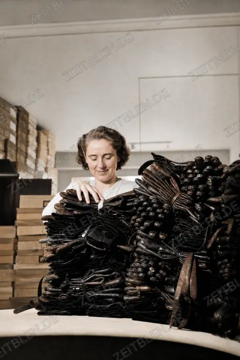Stapel fertiger Handschuhe in der Fabrik Röckl