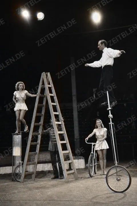 Akrobatik mit Requisiten im Circus Krone, Augustprogramm 1948