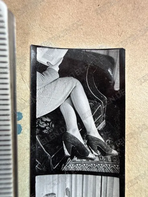 Strumpfreklame mit Modellbeinen und Pumps