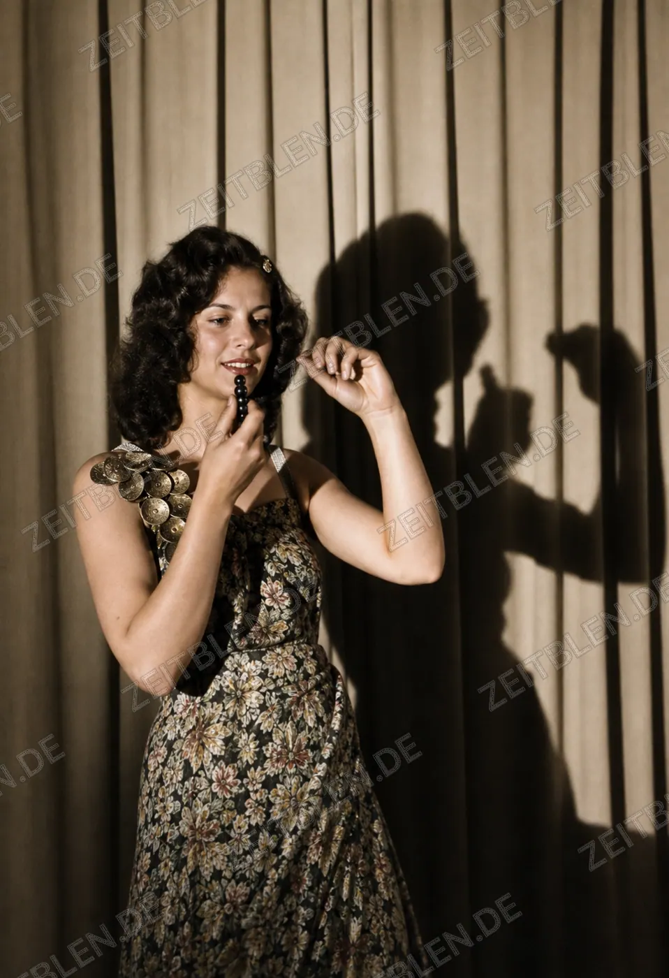 Modefoto einer Frau mit Schmuck und gemustertem Kleid