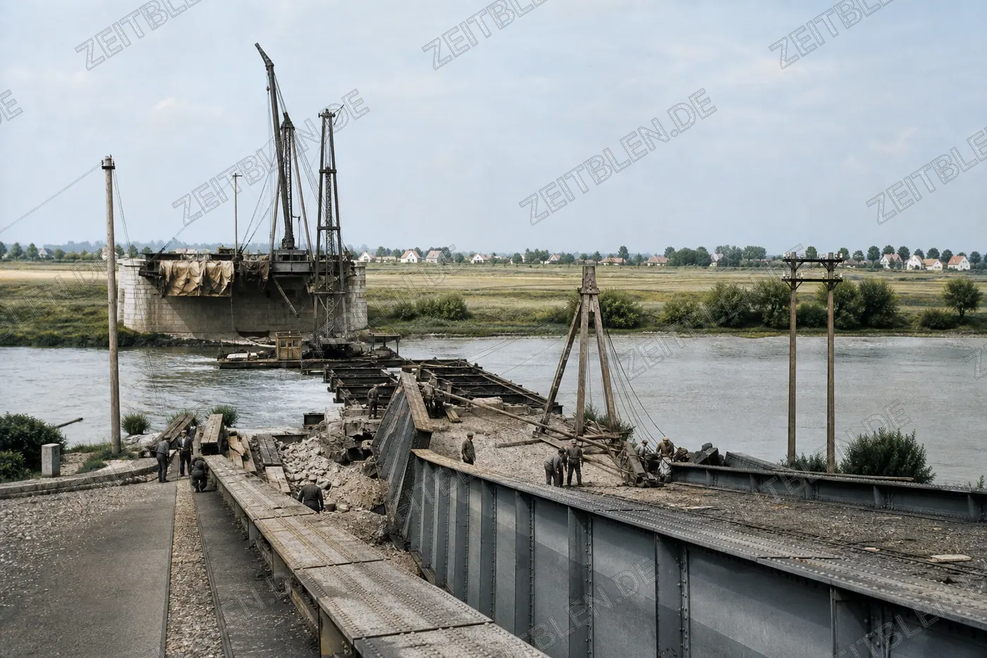 Wiederaufbau einer zerstörten Autobahnbrücke über einen Fluss