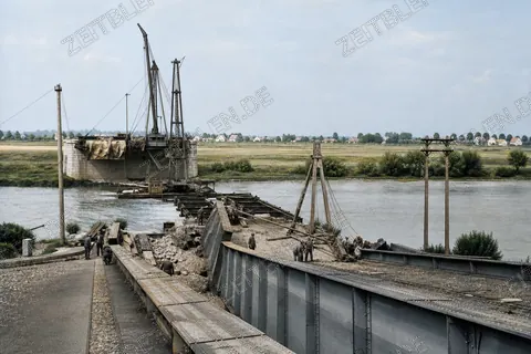 Wiederaufbau einer zerstörten Autobahnbrücke über einen Fluss