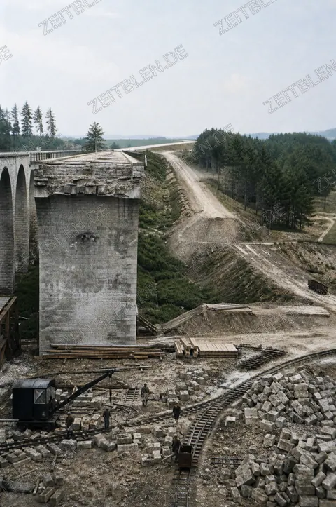 Zerstörtes Brückenbauwerk mit Schutt und Arbeitsgleisen