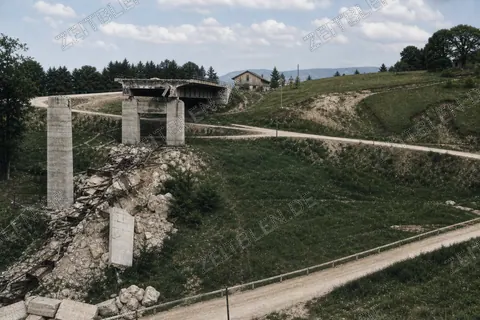 Gesprengte Autobahnbrücke in südbayerischer Landschaft