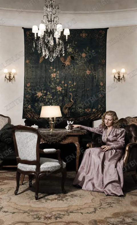 Modeaufnahme einer Frau im eleganten Interieur