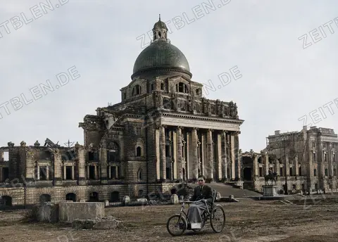 Zerstörtes ehemaliges Armeemuseum mit Fahrradfahrer in München