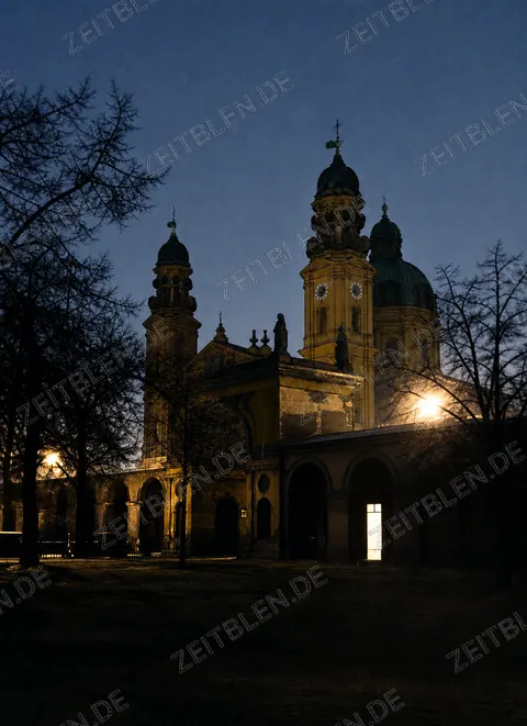 Dämmerungsblick auf die Theatinerkirche am Odeonsplatz