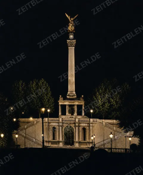 Der Friedensengel in München bei Nacht