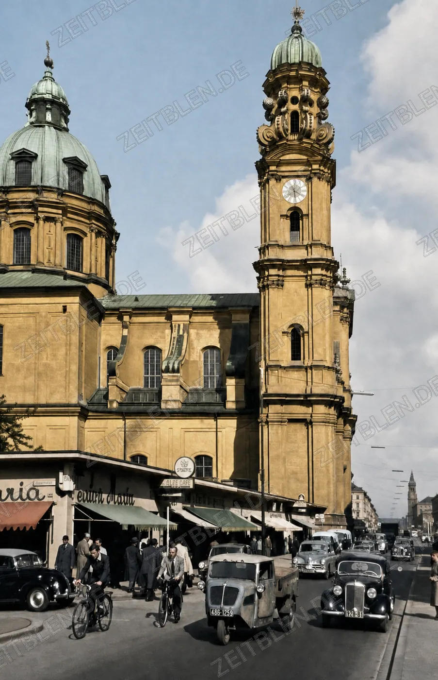 Autoverkehr vor der Theatinerkirche in der Theatinerstraße