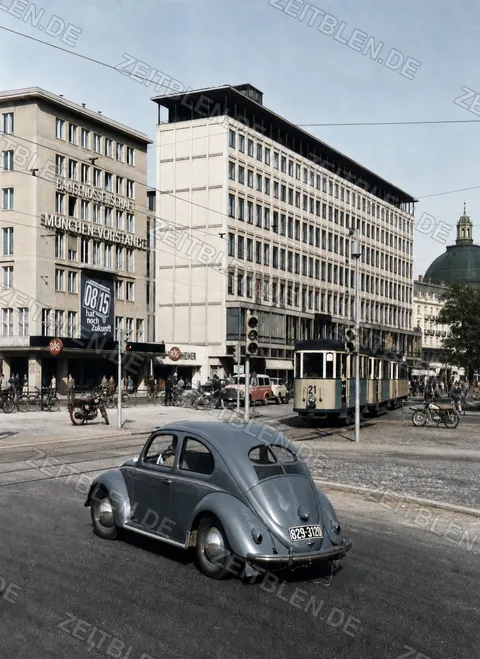 Münchner Innenstadt mit Straßenbahn und VW Käfer