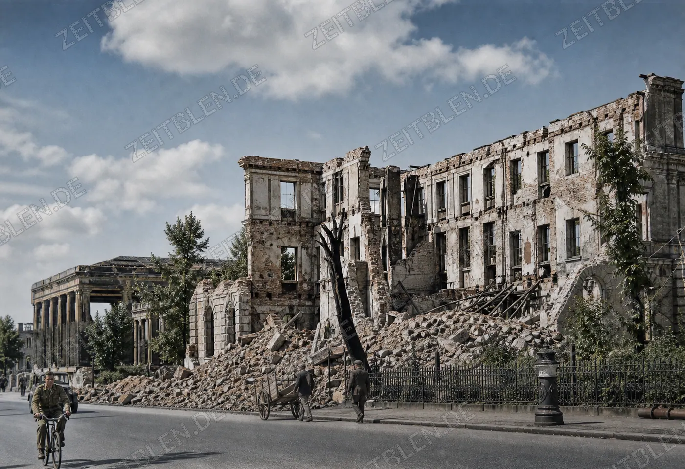 Ruinenfassade des Braunen Hauses in München, 4. Juli 1945