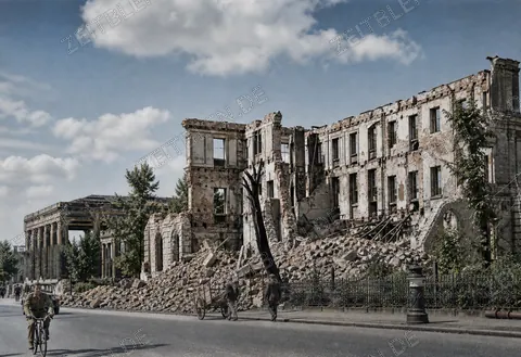 Ruinenfassade des Braunen Hauses in München, 4. Juli 1945