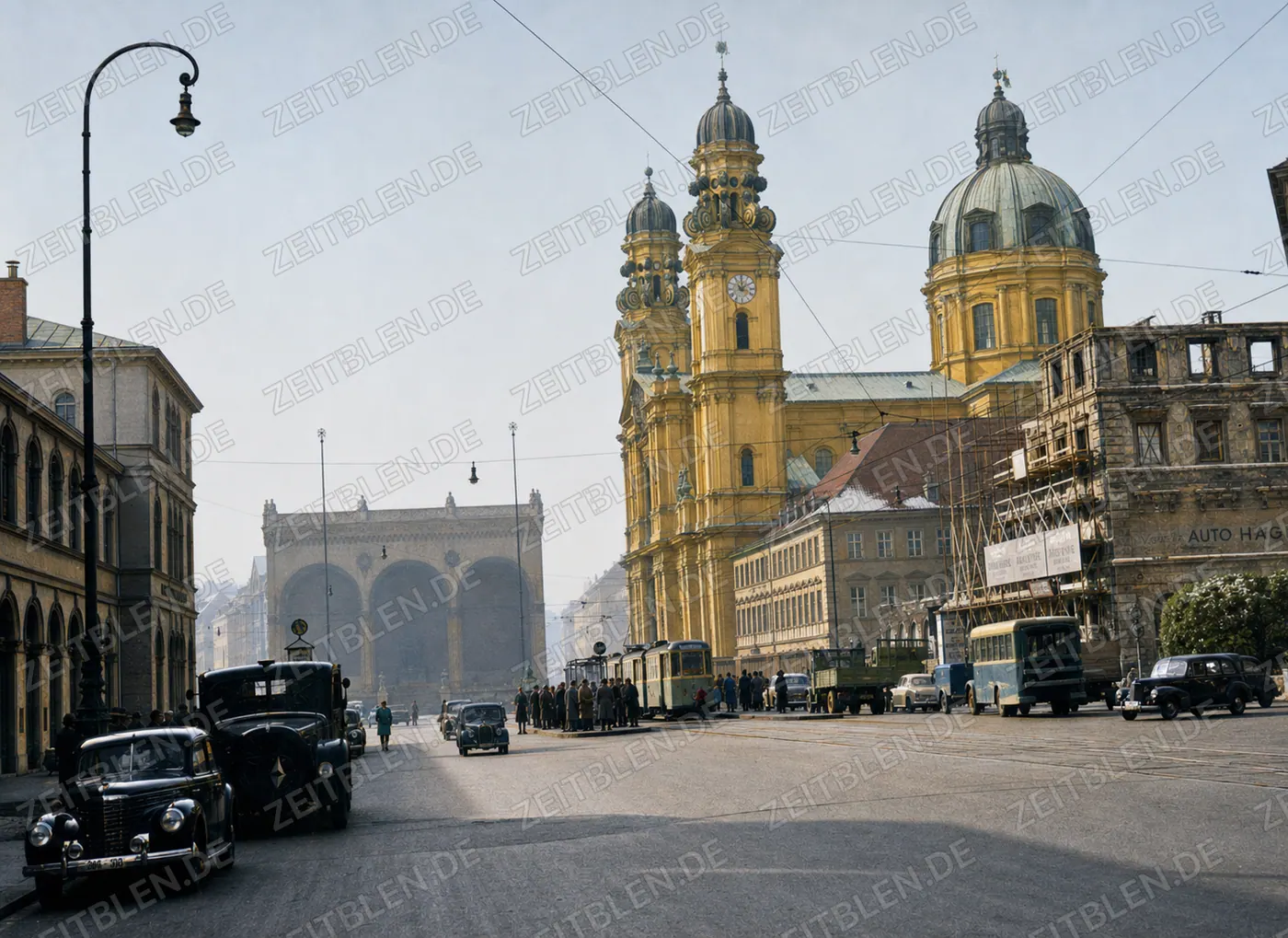 Odeonsplatz mit Feldherrnhalle und Theatinerkirche
