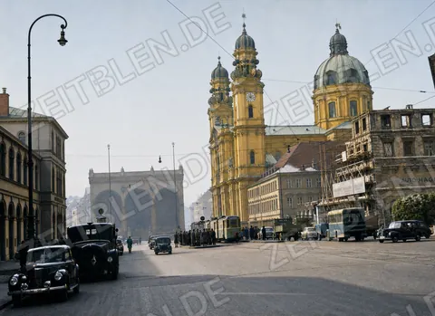 Odeonsplatz mit Feldherrnhalle und Theatinerkirche