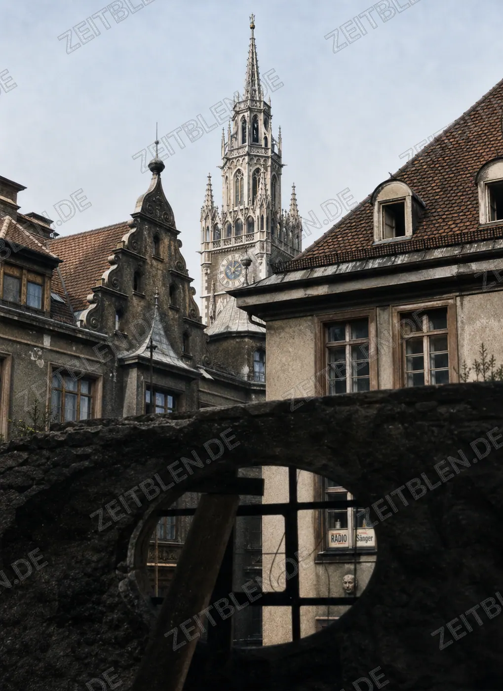 Stiller Altstadtwinkel mit Blick zum Neuen Rathaus