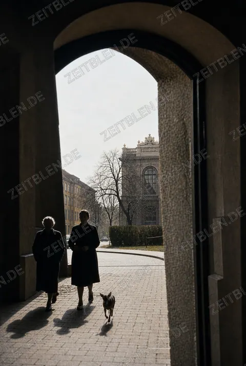 Torbogen mit Passanten in der Münchner Altstadt
