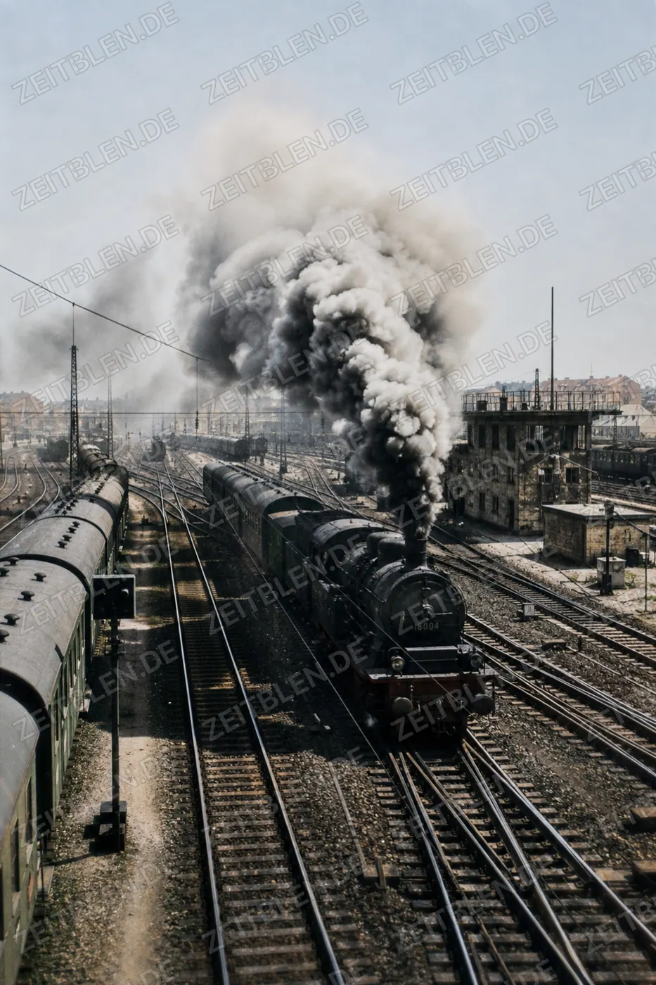 Dampflokomotive verlässt den Münchner Hauptbahnhof