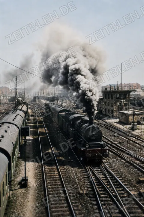 Dampflokomotive verlässt den Münchner Hauptbahnhof