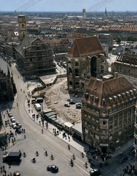 Blick auf Alter Peter und Marienplatz im Wiederaufbau