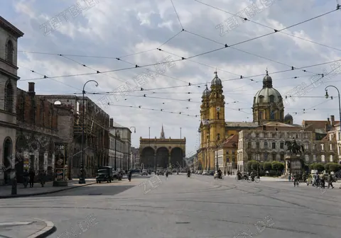 Odeonsplatz mit Theatinerkirche und Feldherrnhalle
