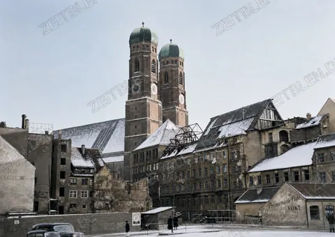 Frauenkirche hinter kriegsbeschädigten Altstadthäusern