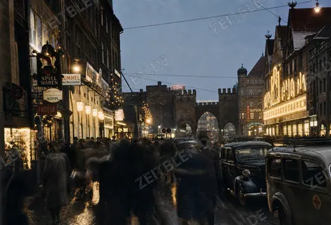 Vorweihnachtliche Kaufingerstraße mit Karlstor