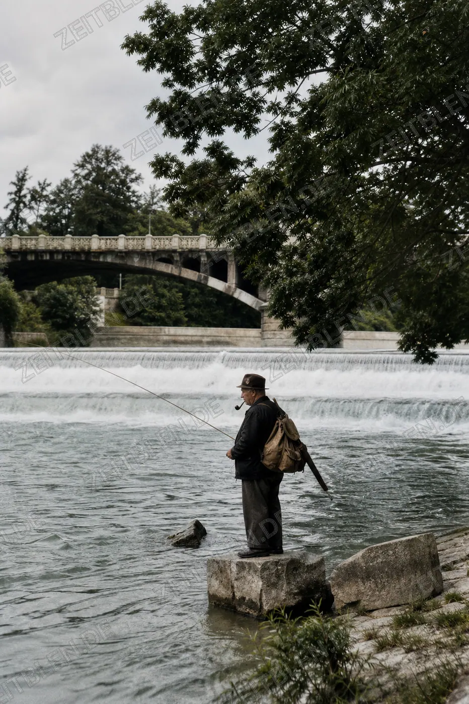Angler in der Isar bei der Maximiliansbrücke