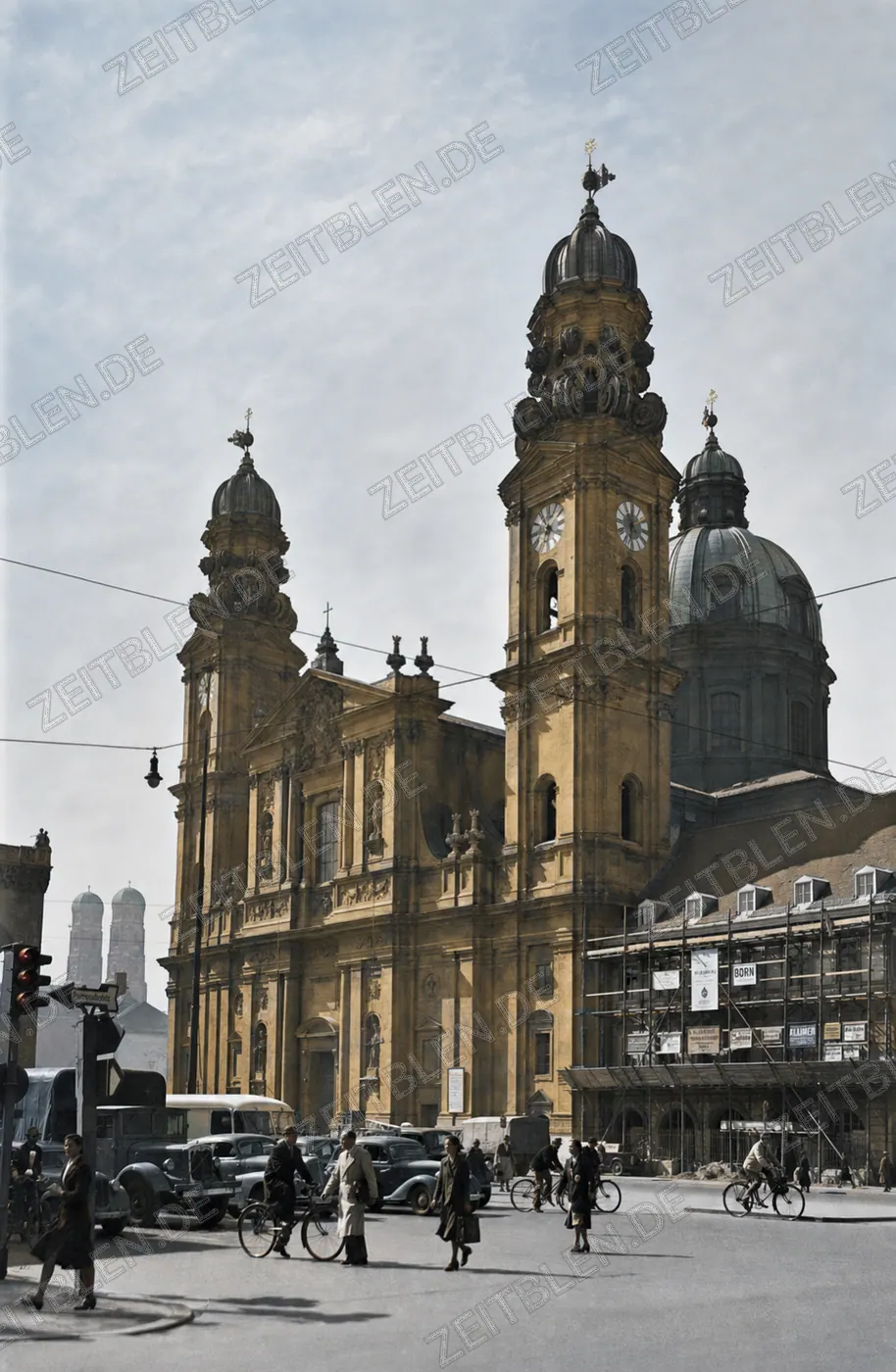 Theatinerkirche am Odeonsplatz mit Frauenkirche im Hintergrund