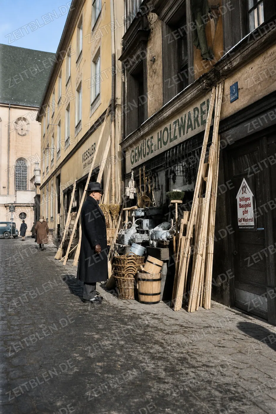 Gemüse- und Holzwarenladen in einer Münchner Altstadtgasse