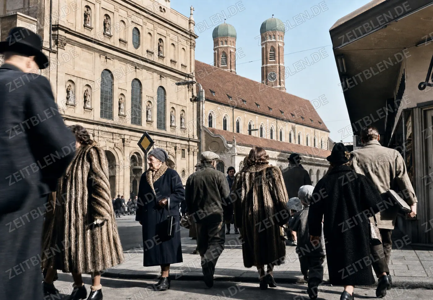 Passanten vor der Frauenkirche