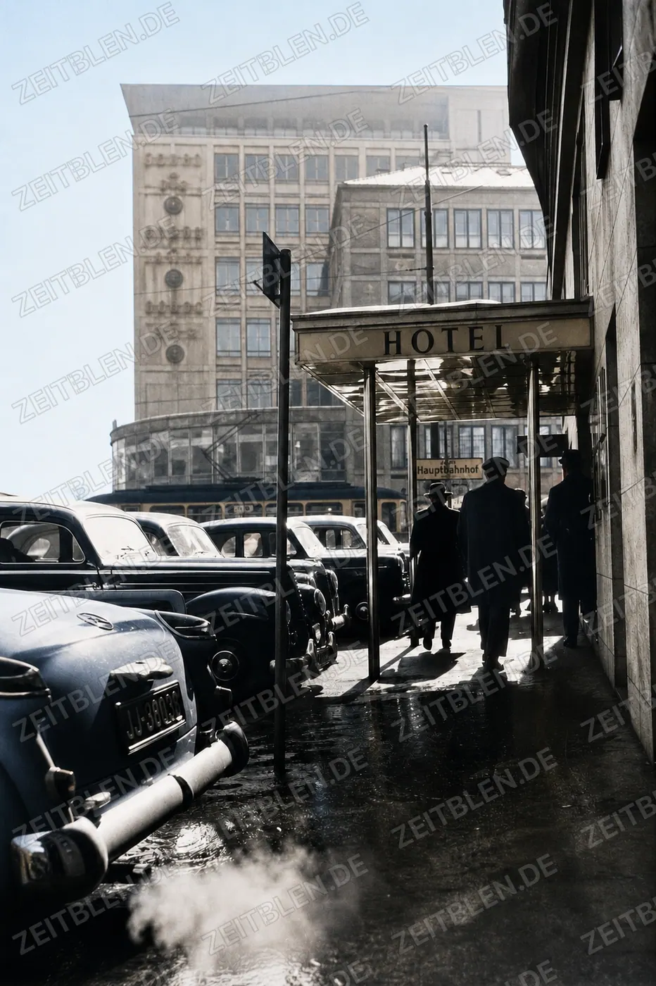 Straßenszene mit Autos nahe dem Hauptbahnhof