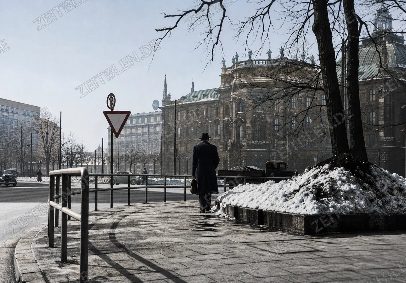 Person vor dem Justizpalast am Stachus