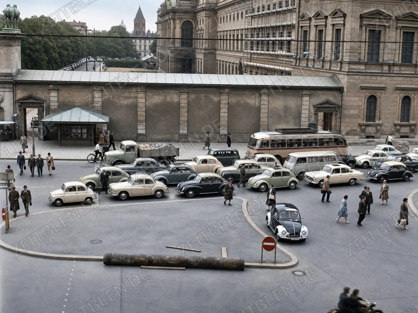 Verkehr am Odeonsplatz vor der Residenz