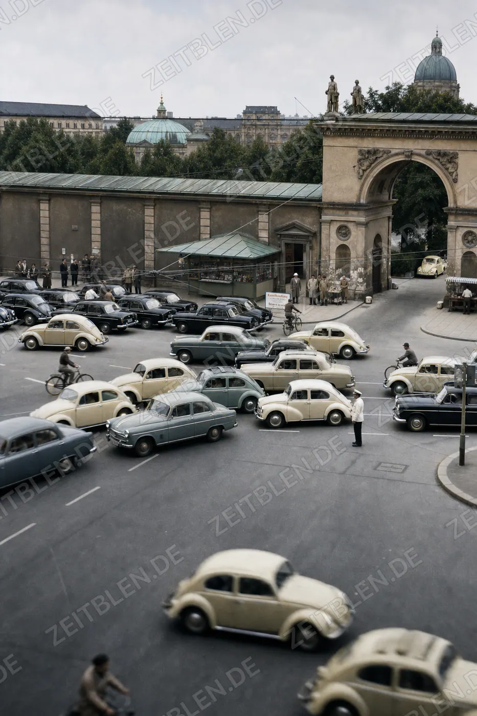 Autoverkehr vor der Feldherrnhalle am Odeonsplatz