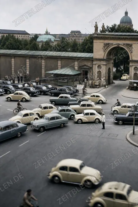 Autoverkehr vor der Feldherrnhalle am Odeonsplatz