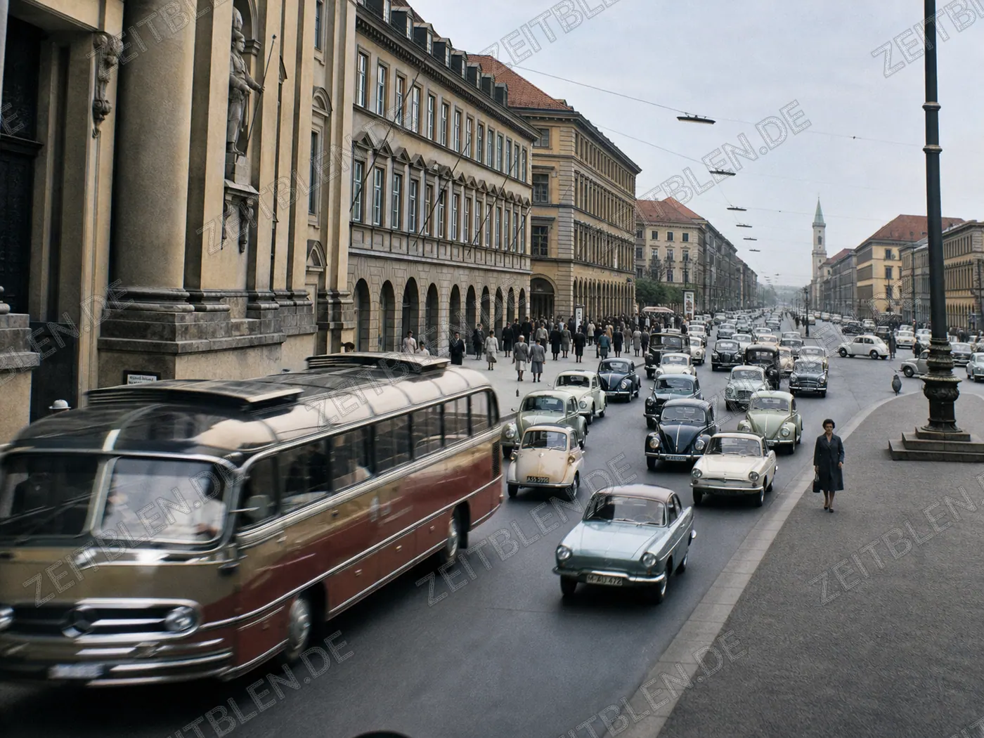 Verkehr vor der Theatinerkirche am Odeonsplatz