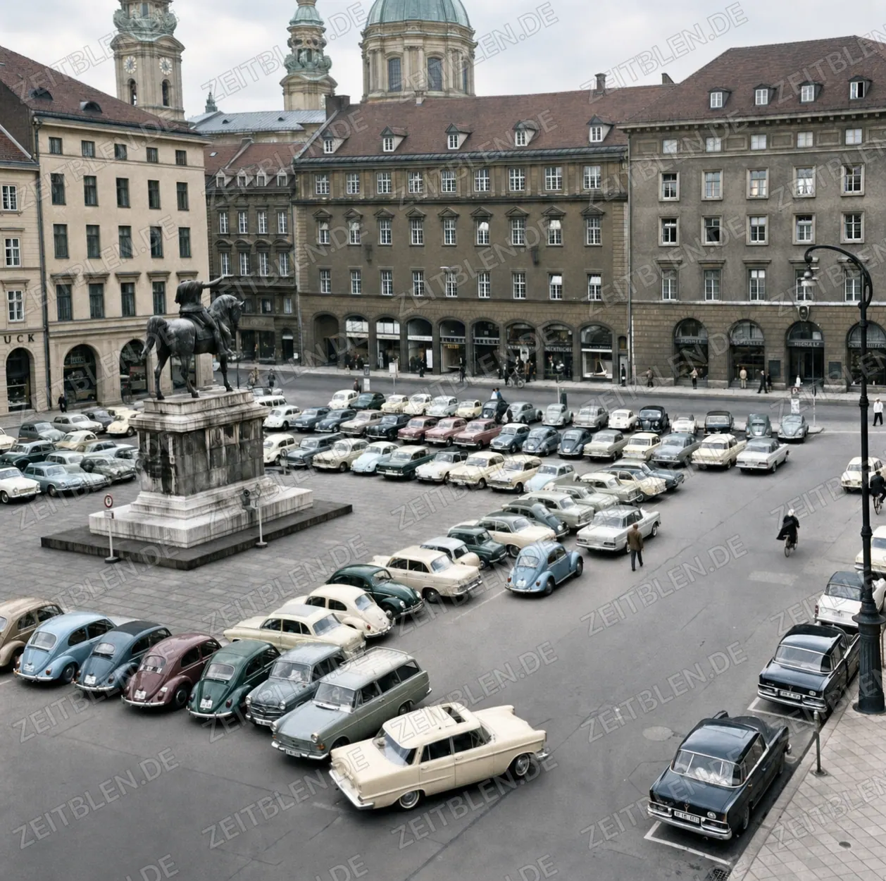 Parkende Autos am Wittelsbacherplatz.