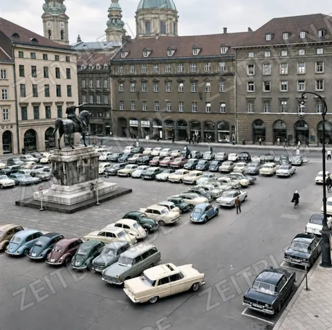 Parkende Autos am Wittelsbacherplatz.