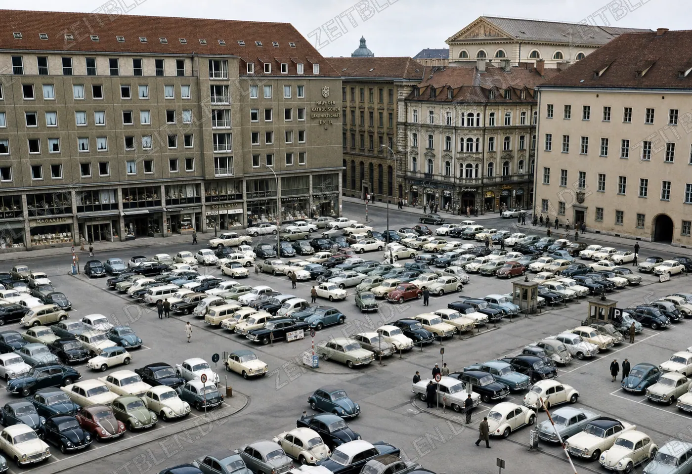 Großer Parkplatz hinter dem Neuen Rathaus