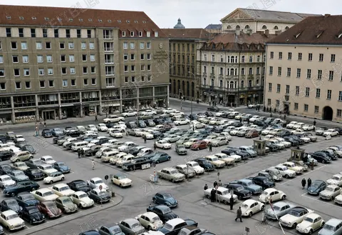 Großer Parkplatz hinter dem Neuen Rathaus