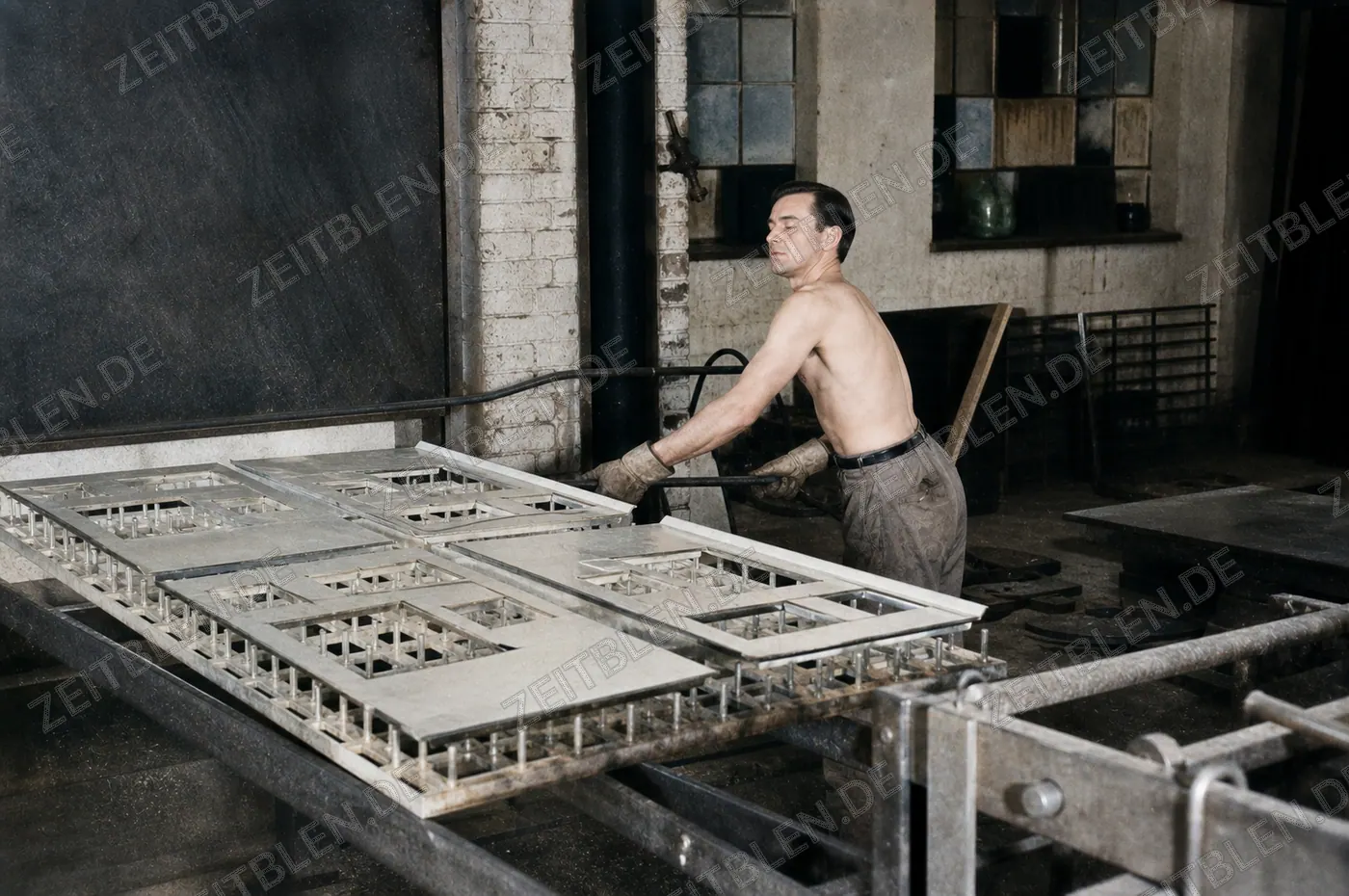 Arbeiter an Herdplatten bei Wamsler