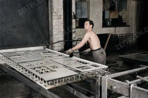 Arbeiter an Herdplatten bei Wamsler