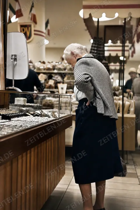 Kundin an einer Verkaufstheke in einem Münchner Kaufhaus